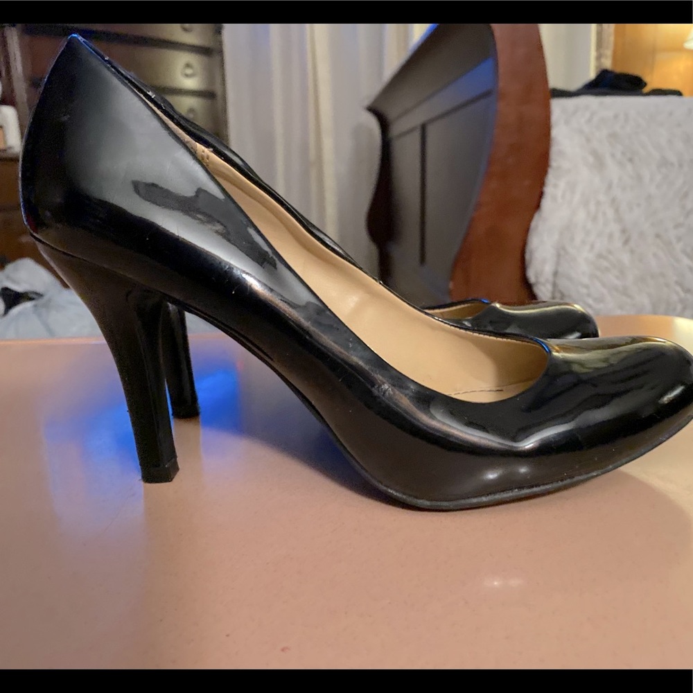 Ladies black patent leather pumps